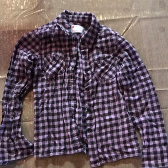 Two youth M shirts buy both for 15$ separately 10$ - Picture 2 of 3